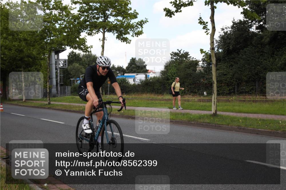 10.08.2025 - GEWOBA Citytriathlon Bremen Yannick Fuchs http://msf.ph/oto/8562399 10.08.2025 12:27:54 Radfahren 593, 669, 674, 676, 697, 712, 713, 716, 800, 819, 885, 963 meine-sportfotos.de