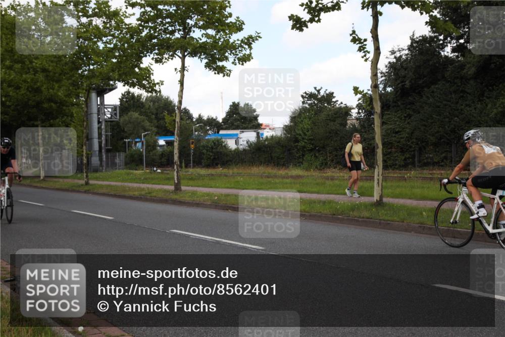10.08.2025 - GEWOBA Citytriathlon Bremen Yannick Fuchs http://msf.ph/oto/8562401 10.08.2025 12:27:55 Radfahren 593, 669, 674, 676, 697, 712, 713, 716, 800, 819, 885, 963 meine-sportfotos.de