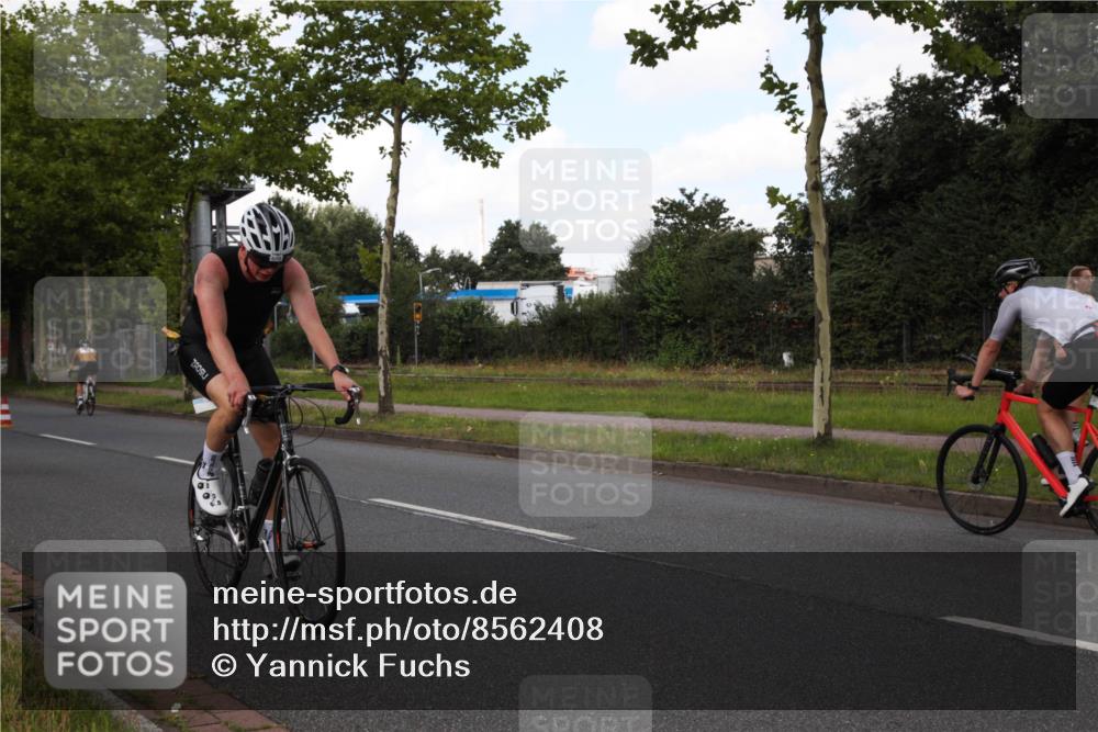 10.08.2025 - GEWOBA Citytriathlon Bremen Yannick Fuchs http://msf.ph/oto/8562408 10.08.2025 12:27:59 Radfahren 593, 669, 674, 676, 697, 712, 713, 716, 800, 819, 885, 907, 963 meine-sportfotos.de