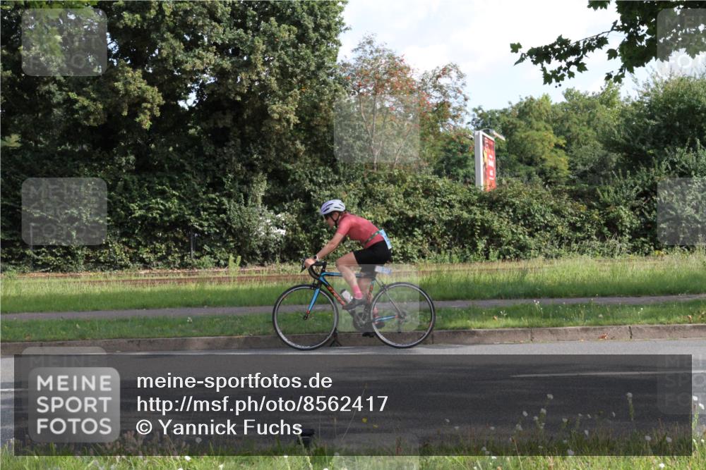 10.08.2025 - GEWOBA Citytriathlon Bremen Yannick Fuchs http://msf.ph/oto/8562417 10.08.2025 10:40:03 Radfahren 55, 57, 61, 77, 79, 91, 143, 197, 227, 398, 496 meine-sportfotos.de