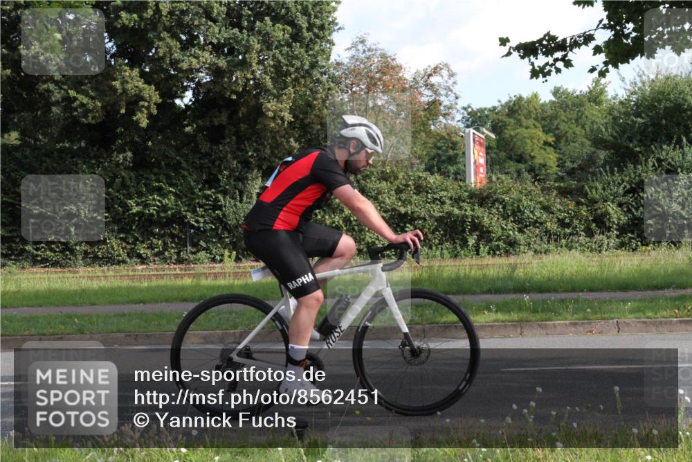 10.08.2025 - GEWOBA Citytriathlon Bremen Yannick Fuchs http://msf.ph/oto/8562451 10.08.2025 10:40:07 Radfahren 11, 55, 57, 61, 77, 79, 91, 135, 197, 227, 398, 496 meine-sportfotos.de