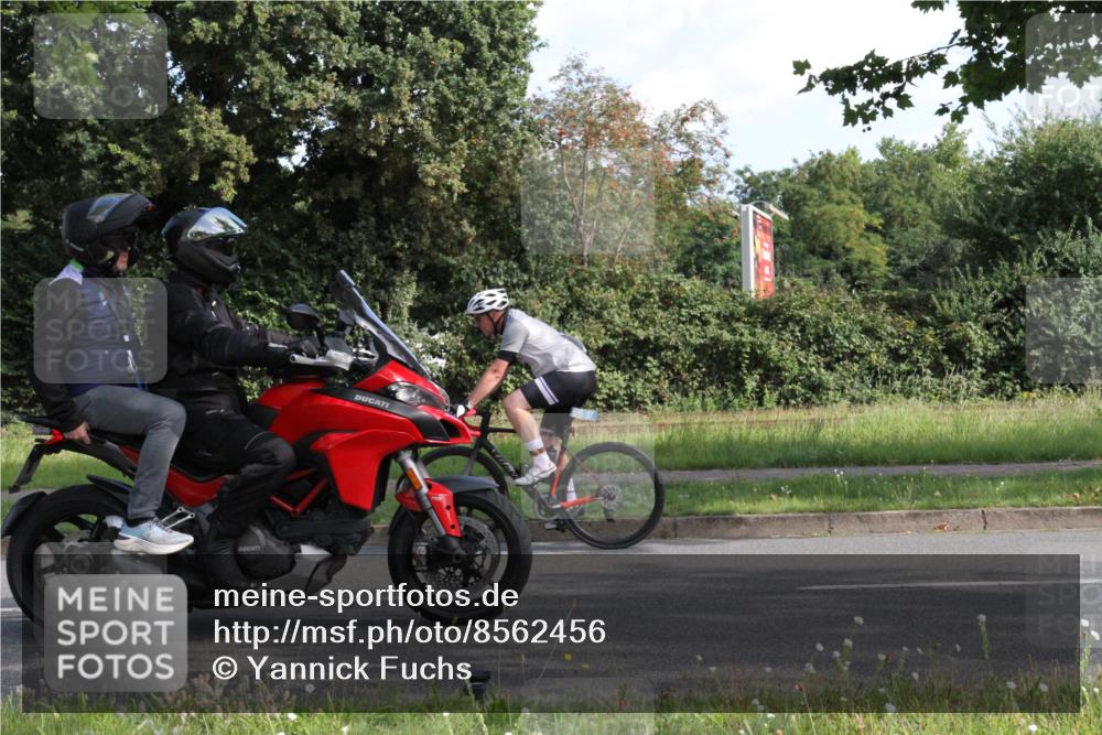 10.08.2025 - GEWOBA Citytriathlon Bremen Yannick Fuchs http://msf.ph/oto/8562456 10.08.2025 10:40:09 Radfahren 11, 47, 55, 57, 61, 79, 91, 135, 197, 227, 398, 496 meine-sportfotos.de