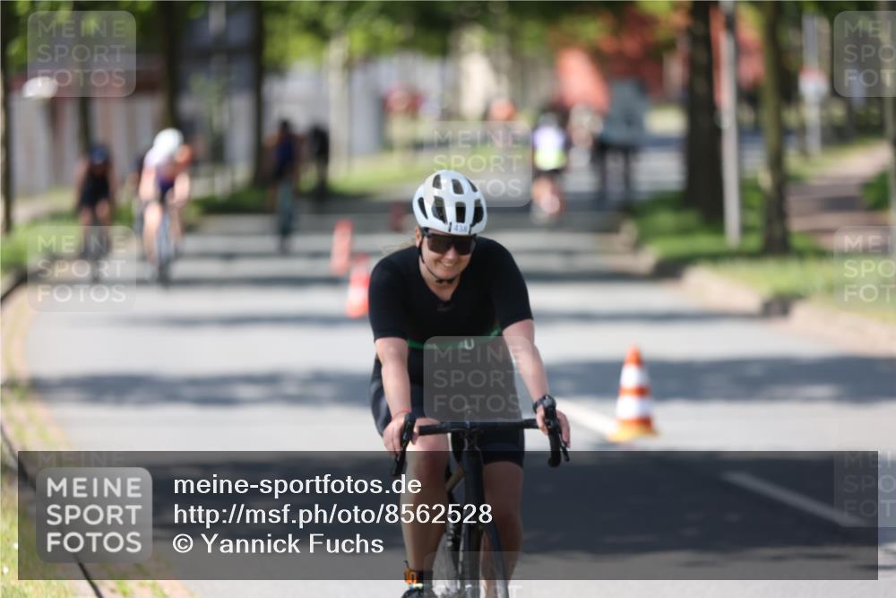 10.08.2025 - GEWOBA Citytriathlon Bremen Yannick Fuchs http://msf.ph/oto/8562528 10.08.2025 14:30:12 Radfahren 42, 66, 95, 112, 148, 149, 315, 337, 361, 374, 400, 402, 410, 429, 454 meine-sportfotos.de
