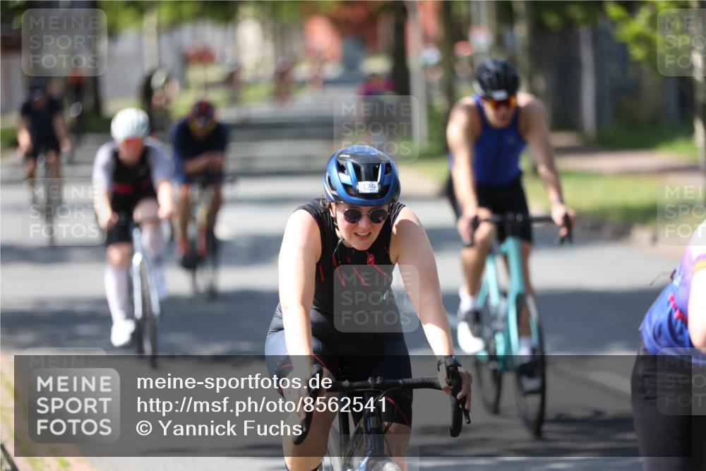 10.08.2025 - GEWOBA Citytriathlon Bremen Yannick Fuchs http://msf.ph/oto/8562541 10.08.2025 14:30:18 Radfahren 8, 33, 42, 66, 95, 112, 148, 149, 329, 338, 347, 361, 374, 400, 402, 410, 429, 492 meine-sportfotos.de