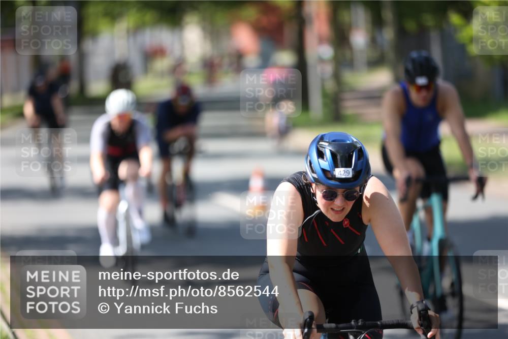 10.08.2025 - GEWOBA Citytriathlon Bremen Yannick Fuchs http://msf.ph/oto/8562544 10.08.2025 14:30:18 Radfahren 8, 33, 42, 66, 95, 112, 148, 149, 329, 338, 347, 361, 374, 400, 402, 410, 429, 492 meine-sportfotos.de