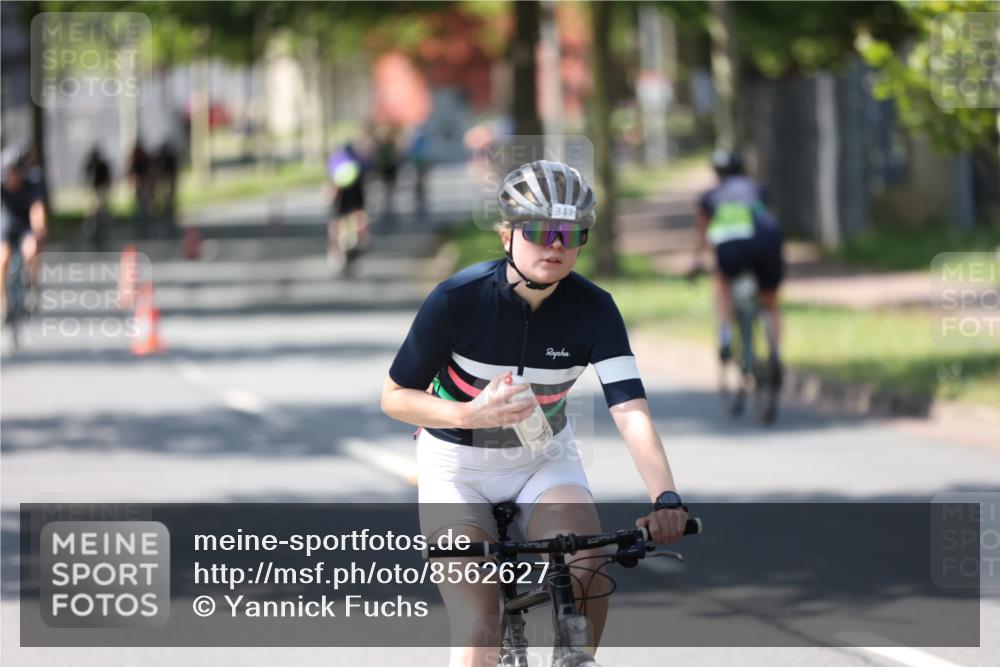 10.08.2025 - GEWOBA Citytriathlon Bremen Yannick Fuchs http://msf.ph/oto/8562627 10.08.2025 14:30:35 Radfahren 8, 12, 33, 107, 178, 328, 329, 338, 341, 345, 347, 356, 361, 381, 399, 409, 416, 461, 492 meine-sportfotos.de