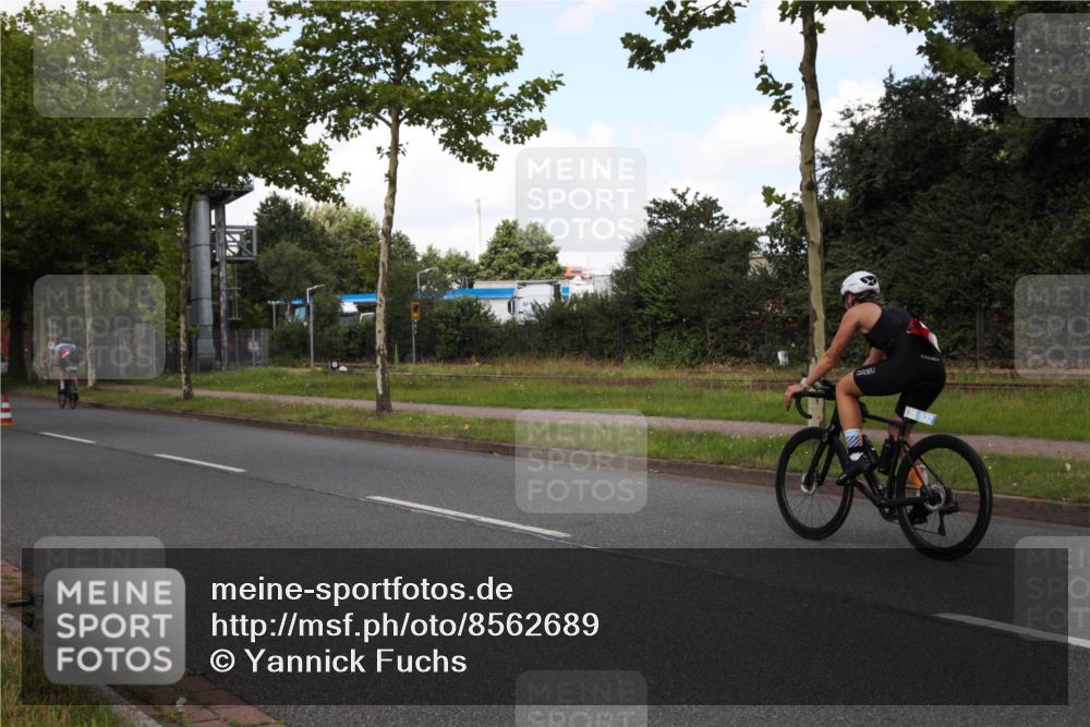 10.08.2025 - GEWOBA Citytriathlon Bremen Yannick Fuchs http://msf.ph/oto/8562689 10.08.2025 12:29:36 Radfahren 645, 679, 687, 751, 771, 922, 927, 1030 meine-sportfotos.de