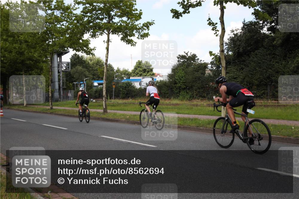 10.08.2025 - GEWOBA Citytriathlon Bremen Yannick Fuchs http://msf.ph/oto/8562694 10.08.2025 12:29:37 Radfahren 645, 679, 687, 751, 771, 922, 927, 1030 meine-sportfotos.de
