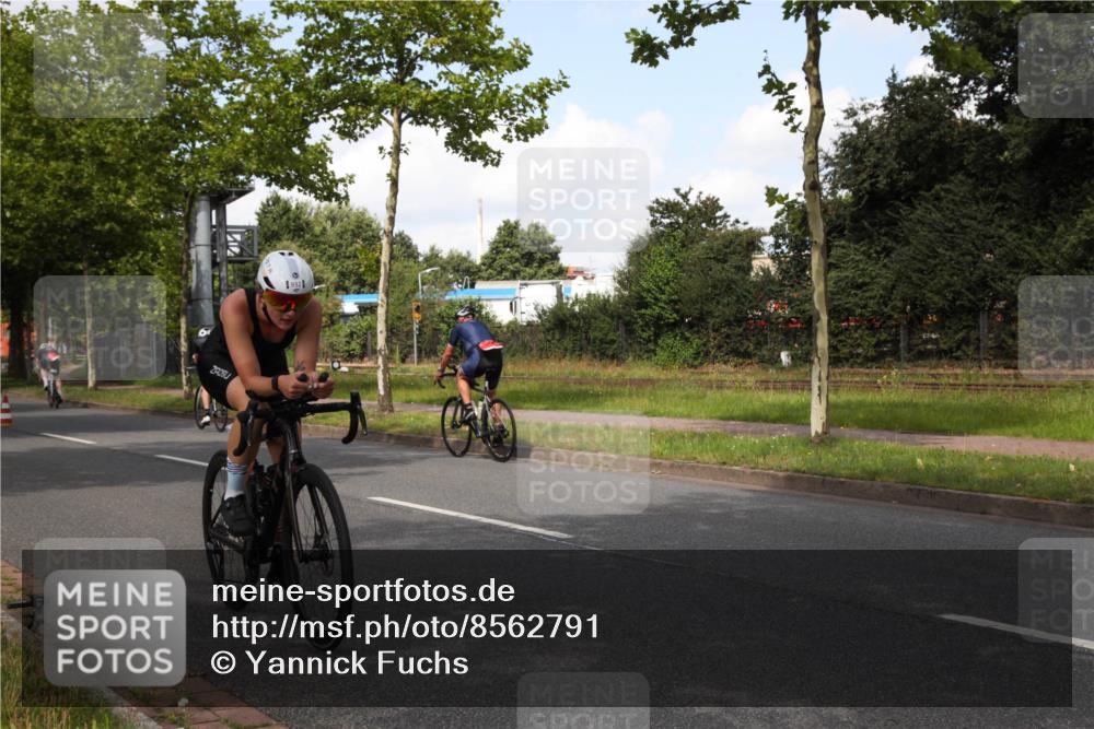 10.08.2025 - GEWOBA Citytriathlon Bremen Yannick Fuchs http://msf.ph/oto/8562791 10.08.2025 12:30:28 Radfahren 722, 733, 745, 767, 823, 924, 932, 935, 943, 1011 meine-sportfotos.de