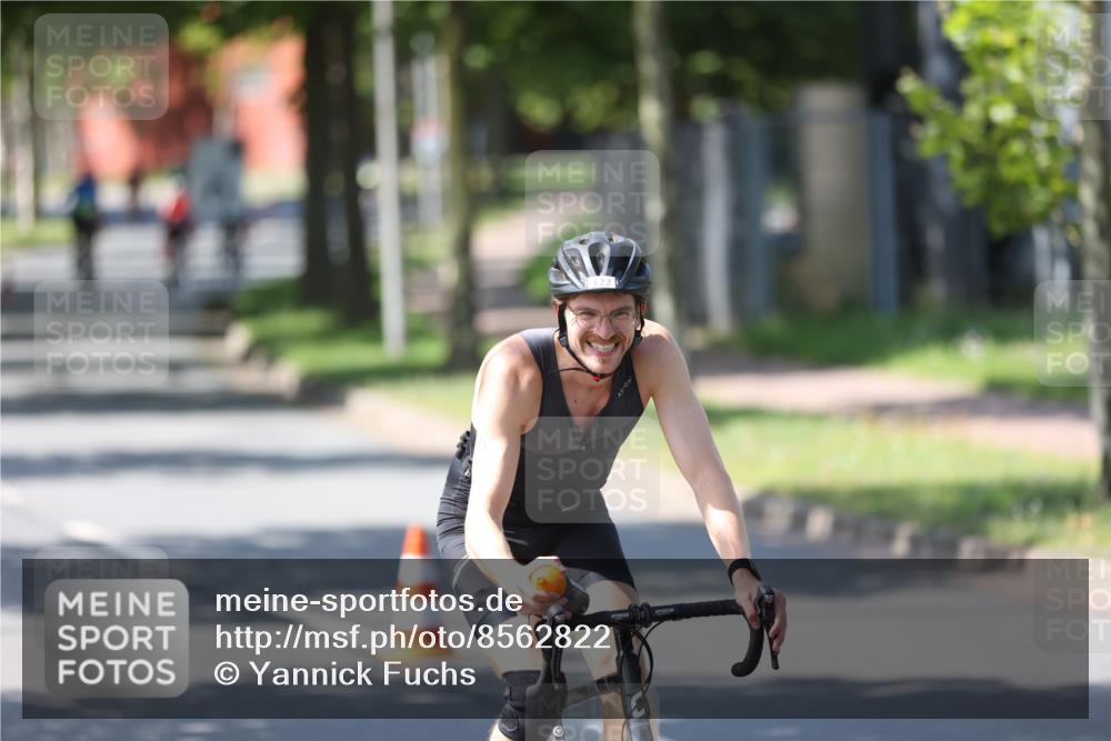 10.08.2025 - GEWOBA Citytriathlon Bremen Yannick Fuchs http://msf.ph/oto/8562822 10.08.2025 14:32:57 Radfahren 14, 15, 37, 82, 96, 118, 122, 243, 357, 387, 435, 501 meine-sportfotos.de