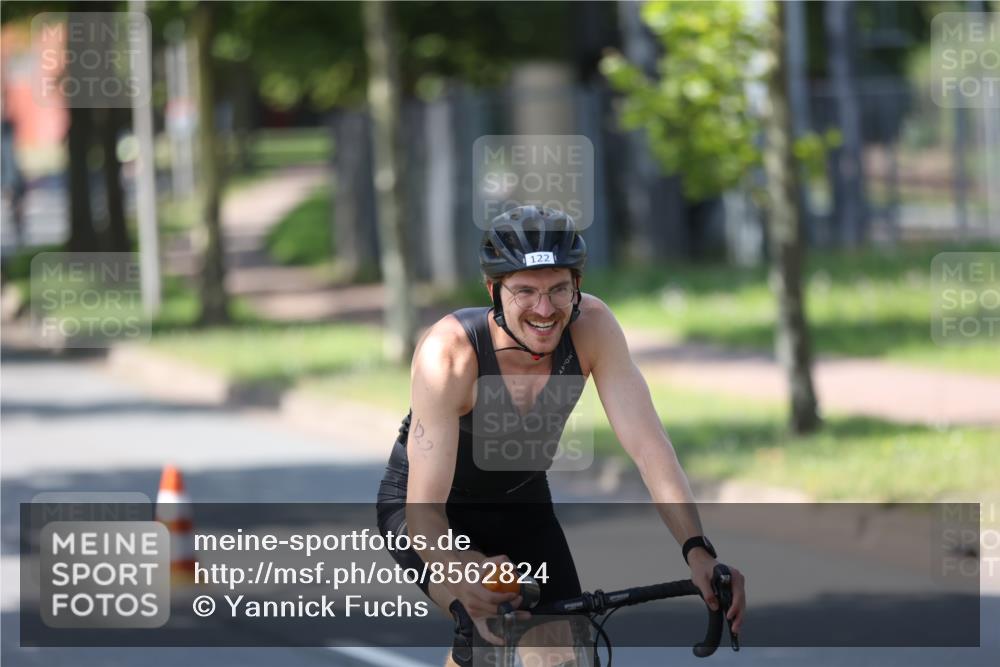 10.08.2025 - GEWOBA Citytriathlon Bremen Yannick Fuchs http://msf.ph/oto/8562824 10.08.2025 14:32:57 Radfahren 14, 15, 37, 82, 96, 118, 122, 243, 357, 387, 435, 501 meine-sportfotos.de