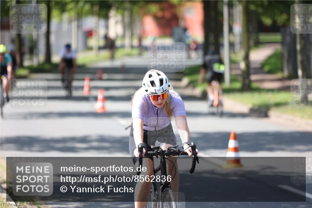 10.08.2025 - GEWOBA Citytriathlon Bremen Yannick Fuchs http://msf.ph/oto/8562836 10.08.2025 14:32:59 Radfahren 14, 15, 37, 82, 93, 96, 118, 122, 243, 357, 387, 435, 473, 501 meine-sportfotos.de