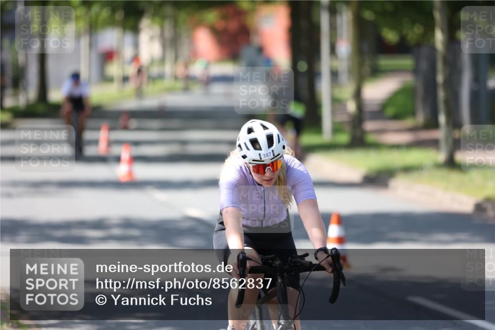 10.08.2025 - GEWOBA Citytriathlon Bremen Yannick Fuchs http://msf.ph/oto/8562837 10.08.2025 14:32:59 Radfahren 14, 15, 37, 82, 93, 96, 118, 122, 243, 357, 387, 435, 473, 501 meine-sportfotos.de