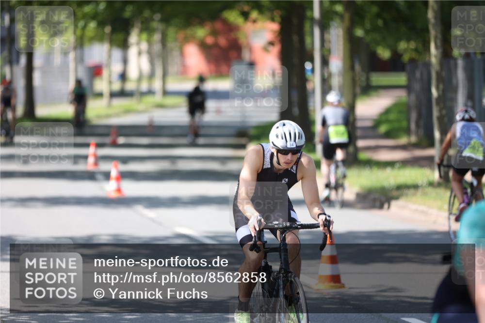 10.08.2025 - GEWOBA Citytriathlon Bremen Yannick Fuchs http://msf.ph/oto/8562858 10.08.2025 14:33:03 Radfahren 14, 15, 37, 82, 93, 118, 122, 207, 357, 387, 473, 501 meine-sportfotos.de