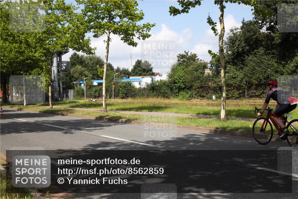 10.08.2025 - GEWOBA Citytriathlon Bremen Yannick Fuchs http://msf.ph/oto/8562859 10.08.2025 12:30:58 Radfahren 587, 621, 692, 752, 801, 916, 951, 1020, 1026 meine-sportfotos.de