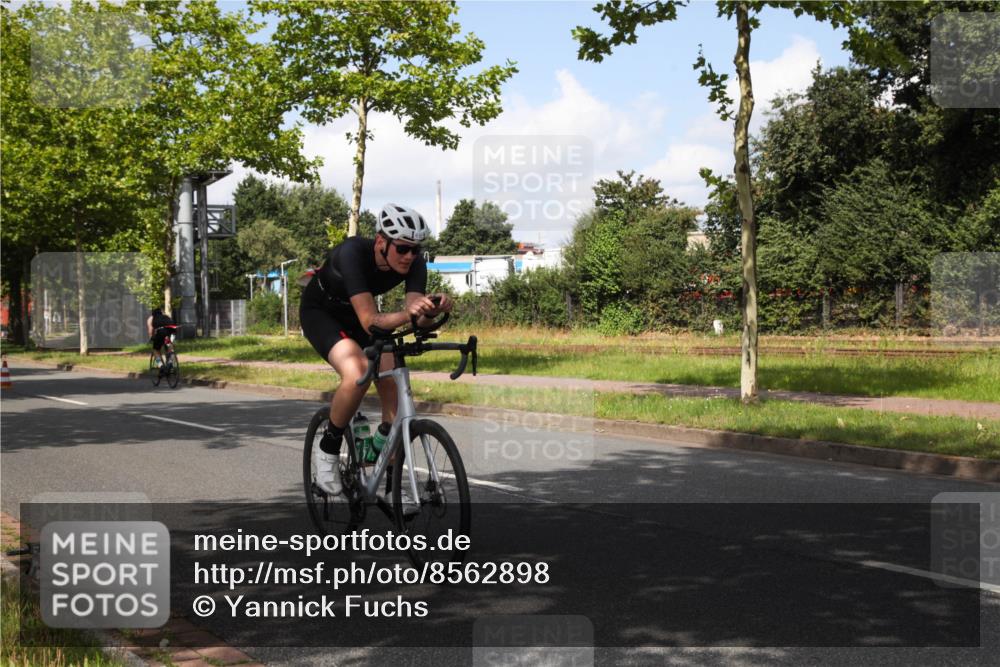 10.08.2025 - GEWOBA Citytriathlon Bremen Yannick Fuchs http://msf.ph/oto/8562898 10.08.2025 12:31:18 Radfahren 575, 616, 621, 630, 692, 753, 801, 894, 905 meine-sportfotos.de