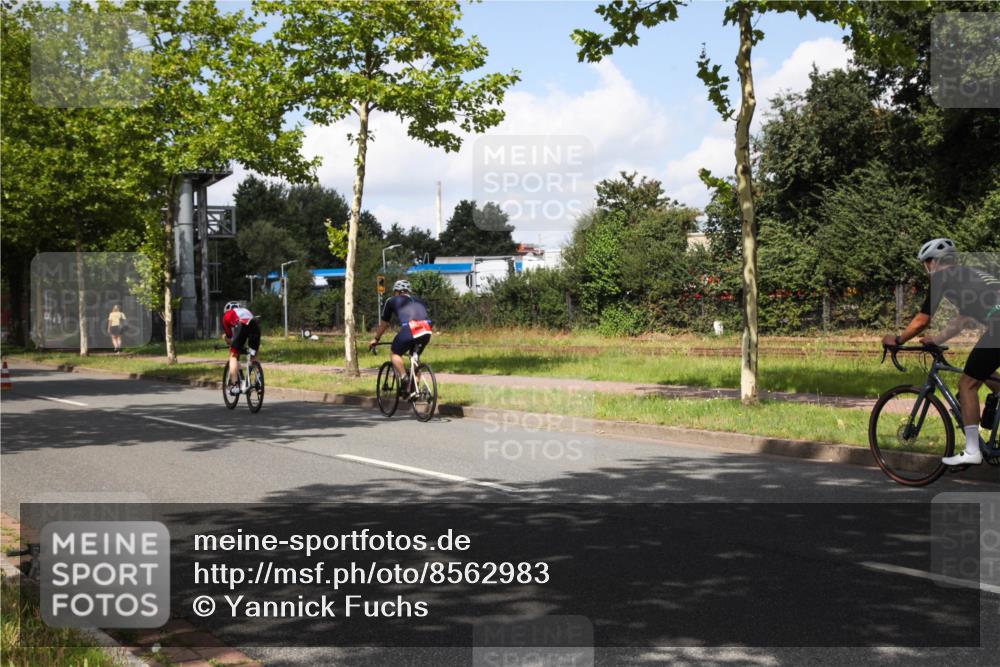10.08.2025 - GEWOBA Citytriathlon Bremen Yannick Fuchs http://msf.ph/oto/8562983 10.08.2025 12:31:59 Radfahren 552, 615, 627, 657, 666, 667, 689, 770, 806, 838, 839, 857, 873, 876, 888, 897 meine-sportfotos.de