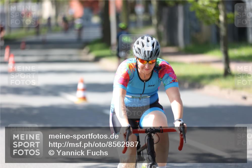 10.08.2025 - GEWOBA Citytriathlon Bremen Yannick Fuchs http://msf.ph/oto/8562987 10.08.2025 14:34:22 Radfahren 45, 76, 79, 88, 143, 144, 146, 214, 304, 316, 364, 375, 392, 424, 443, 515, 524 meine-sportfotos.de
