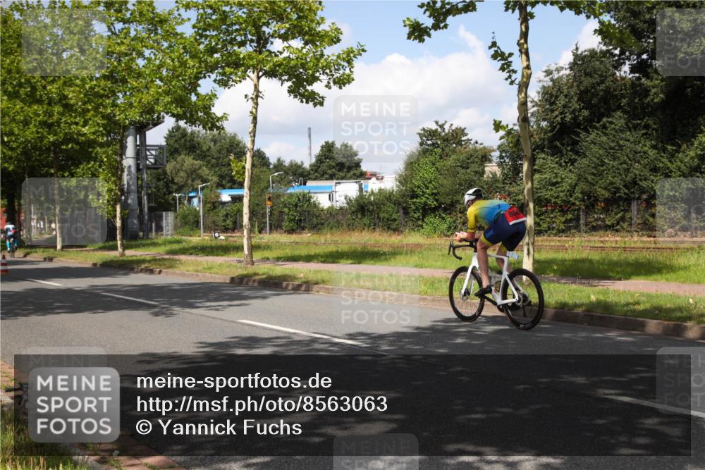10.08.2025 - GEWOBA Citytriathlon Bremen Yannick Fuchs http://msf.ph/oto/8563063 10.08.2025 12:32:53 Radfahren 566, 604, 626, 664, 681, 715, 852, 1010, 1016 meine-sportfotos.de