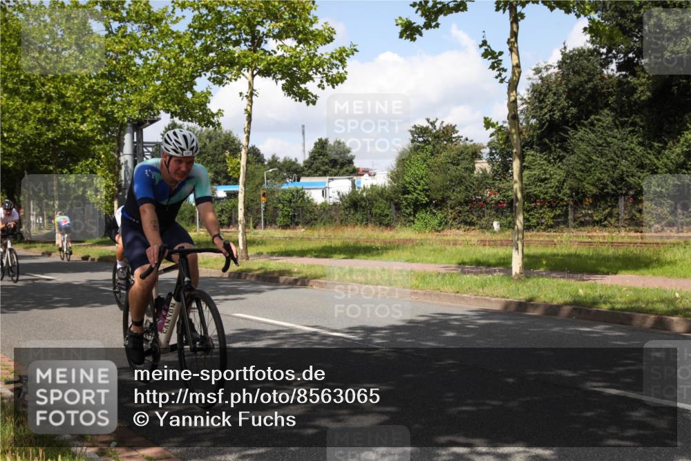 10.08.2025 - GEWOBA Citytriathlon Bremen Yannick Fuchs http://msf.ph/oto/8563065 10.08.2025 12:32:55 Radfahren 566, 604, 626, 664, 681, 715, 824, 852, 1010, 1016 meine-sportfotos.de