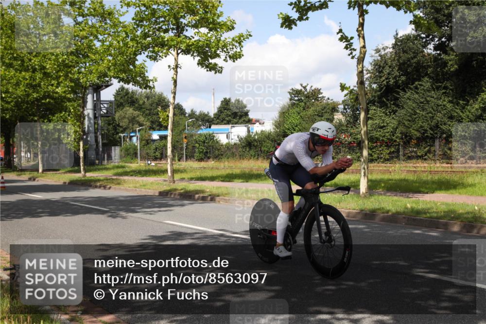 10.08.2025 - GEWOBA Citytriathlon Bremen Yannick Fuchs http://msf.ph/oto/8563097 10.08.2025 12:33:09 Radfahren 554, 626, 664, 708, 715, 738, 824, 836, 859, 1010 meine-sportfotos.de