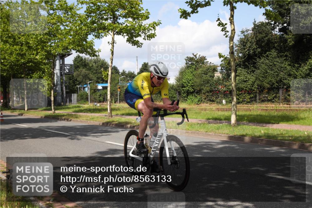 10.08.2025 - GEWOBA Citytriathlon Bremen Yannick Fuchs http://msf.ph/oto/8563133 10.08.2025 12:33:43 Radfahren 560, 635, 741, 820, 856, 895 meine-sportfotos.de