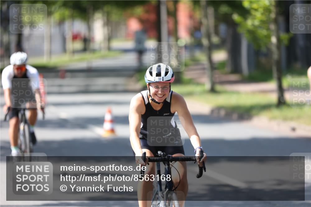 10.08.2025 - GEWOBA Citytriathlon Bremen Yannick Fuchs http://msf.ph/oto/8563168 10.08.2025 14:35:19 Radfahren 38, 43, 68, 98, 127, 133, 264, 398, 414 meine-sportfotos.de