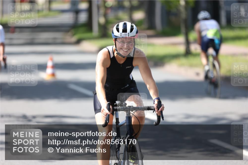10.08.2025 - GEWOBA Citytriathlon Bremen Yannick Fuchs http://msf.ph/oto/8563170 10.08.2025 14:35:19 Radfahren 38, 43, 68, 98, 127, 133, 264, 398, 414 meine-sportfotos.de
