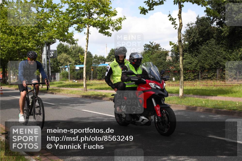 10.08.2025 - GEWOBA Citytriathlon Bremen Yannick Fuchs http://msf.ph/oto/8563249 10.08.2025 12:34:50 Radfahren 556, 584, 591, 632, 680, 736, 826, 841, 855, 914, 915, 956, 1027, 1037 meine-sportfotos.de