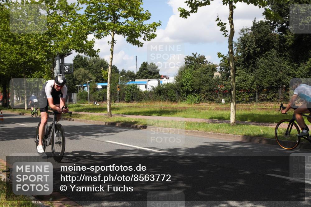 10.08.2025 - GEWOBA Citytriathlon Bremen Yannick Fuchs http://msf.ph/oto/8563772 10.08.2025 12:40:00 Radfahren 589, 596, 690, 706, 721, 779, 831, 880, 883, 1028 meine-sportfotos.de