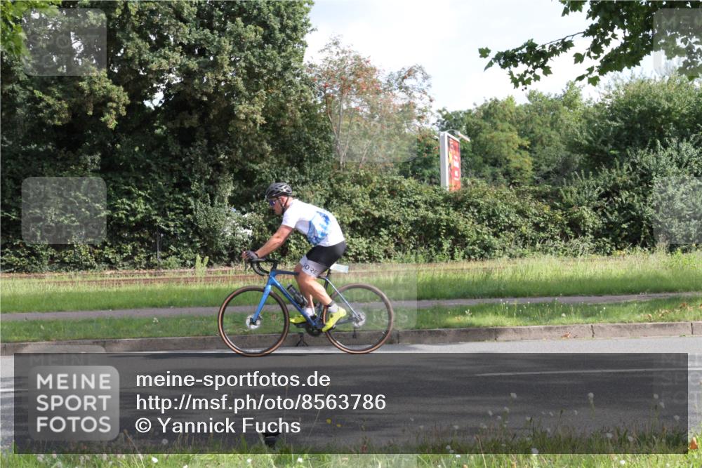 10.08.2025 - GEWOBA Citytriathlon Bremen Yannick Fuchs http://msf.ph/oto/8563786 10.08.2025 10:52:24 Radfahren 137, 349, 354, 355, 390, 392, 394, 479, 491, 504 meine-sportfotos.de