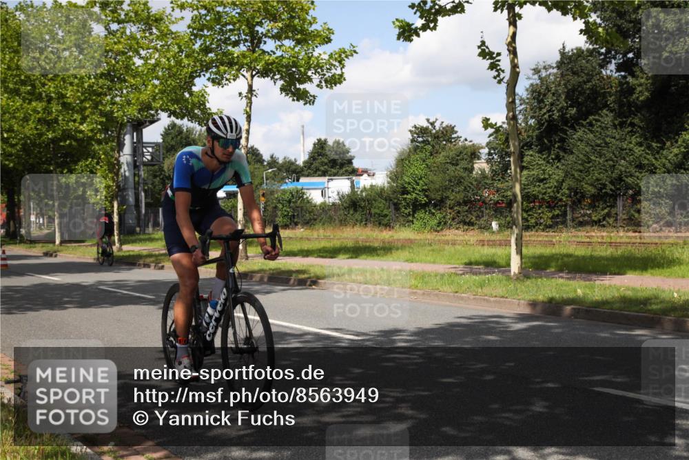 10.08.2025 - GEWOBA Citytriathlon Bremen Yannick Fuchs http://msf.ph/oto/8563949 10.08.2025 12:41:24 Radfahren 568, 609, 619, 705, 730, 755, 830, 849, 862, 934, 1014 meine-sportfotos.de
