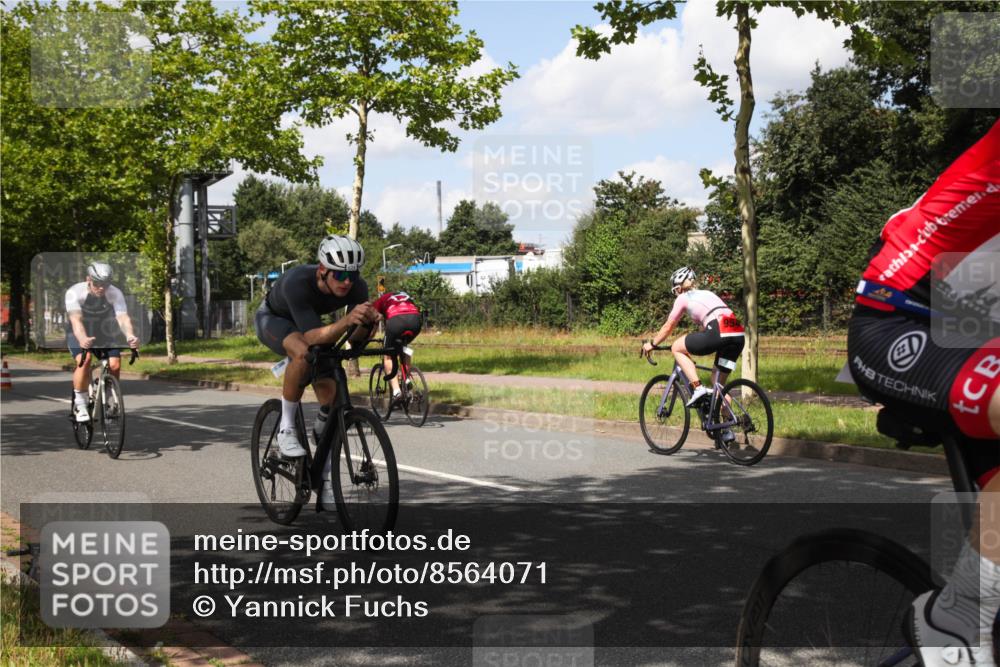 10.08.2025 - GEWOBA Citytriathlon Bremen Yannick Fuchs http://msf.ph/oto/8564071 10.08.2025 12:42:58 Radfahren 628, 644, 677, 684, 710, 846, 850, 871, 889, 909 meine-sportfotos.de