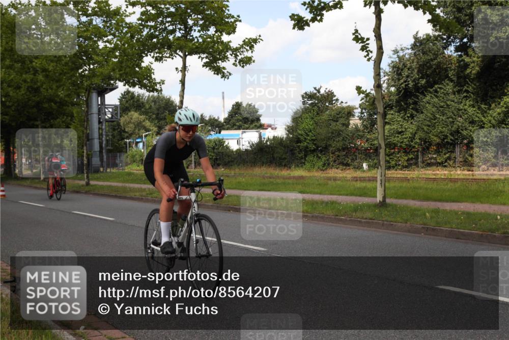 10.08.2025 - GEWOBA Citytriathlon Bremen Yannick Fuchs http://msf.ph/oto/8564207 10.08.2025 12:44:28 Radfahren 586, 669, 693, 703, 713, 746, 800, 819, 911, 965 meine-sportfotos.de