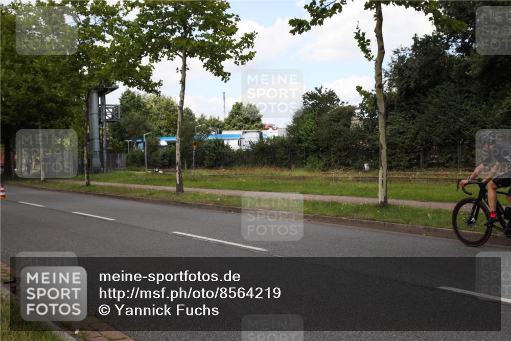 10.08.2025 - GEWOBA Citytriathlon Bremen Yannick Fuchs http://msf.ph/oto/8564219 10.08.2025 12:44:38 Radfahren 586, 607, 800, 809, 819, 911, 958, 1030 meine-sportfotos.de