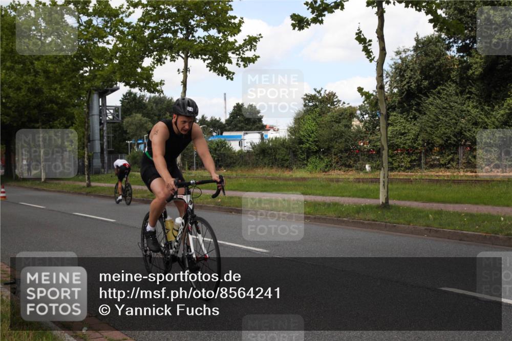 10.08.2025 - GEWOBA Citytriathlon Bremen Yannick Fuchs http://msf.ph/oto/8564241 10.08.2025 12:44:47 Radfahren 607, 638, 716, 786, 800, 809, 819, 958, 1030 meine-sportfotos.de
