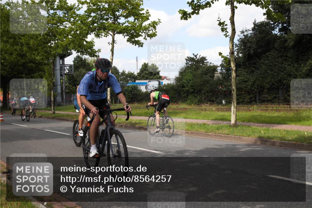 10.08.2025 - GEWOBA Citytriathlon Bremen Yannick Fuchs http://msf.ph/oto/8564257 10.08.2025 12:44:55 Radfahren 607, 638, 647, 716, 727, 786, 809, 816, 958, 1030 meine-sportfotos.de