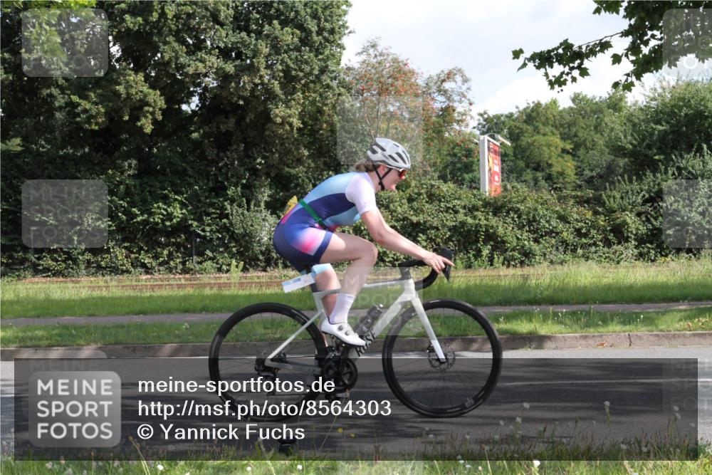 10.08.2025 - GEWOBA Citytriathlon Bremen Yannick Fuchs http://msf.ph/oto/8564303 10.08.2025 10:56:02 Radfahren 69, 93, 99, 119, 207, 464, 466, 485, 497 meine-sportfotos.de