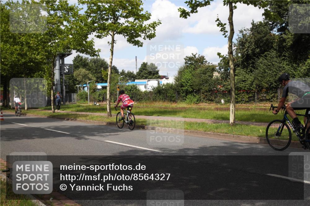 10.08.2025 - GEWOBA Citytriathlon Bremen Yannick Fuchs http://msf.ph/oto/8564327 10.08.2025 12:45:41 Radfahren 574, 651, 676, 724, 748, 771, 812, 898, 928, 930, 939 meine-sportfotos.de