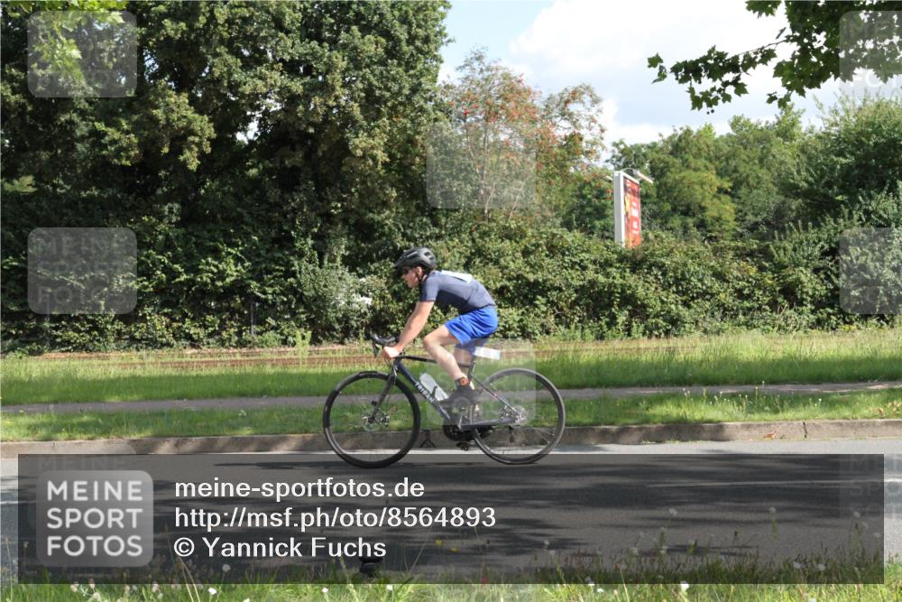 10.08.2025 - GEWOBA Citytriathlon Bremen Yannick Fuchs http://msf.ph/oto/8564893 10.08.2025 11:01:25 Radfahren 37, 87, 410, 440 meine-sportfotos.de