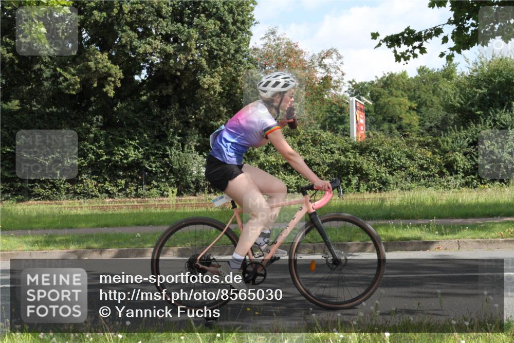 10.08.2025 - GEWOBA Citytriathlon Bremen Yannick Fuchs http://msf.ph/oto/8565030 10.08.2025 11:05:50 Radfahren 179, 217 meine-sportfotos.de