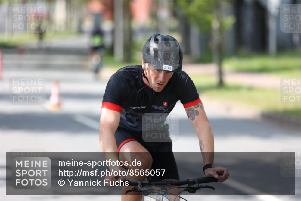 10.08.2025 - GEWOBA Citytriathlon Bremen Yannick Fuchs http://msf.ph/oto/8565057 10.08.2025 14:45:37 Radfahren 99, 160, 166, 202, 247, 273, 332, 349, 360, 532 meine-sportfotos.de