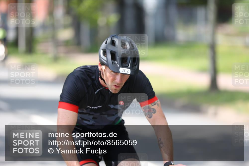 10.08.2025 - GEWOBA Citytriathlon Bremen Yannick Fuchs http://msf.ph/oto/8565059 10.08.2025 14:45:37 Radfahren 99, 160, 166, 202, 247, 273, 332, 349, 360, 532 meine-sportfotos.de