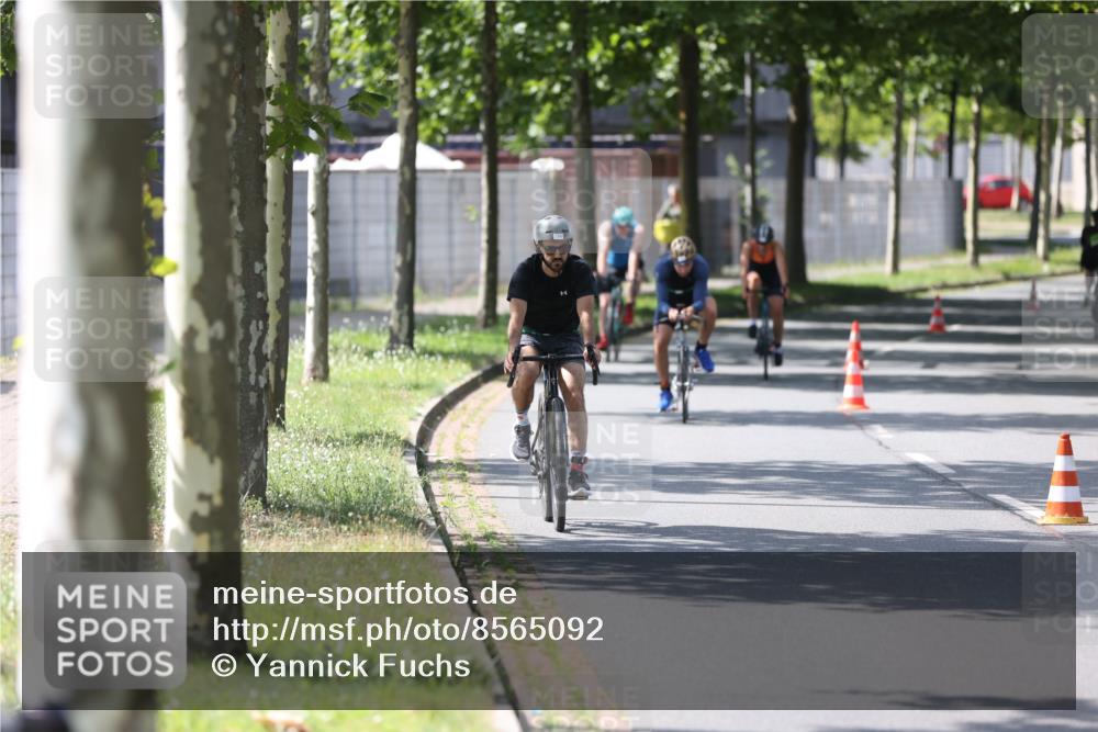10.08.2025 - GEWOBA Citytriathlon Bremen Yannick Fuchs http://msf.ph/oto/8565092 10.08.2025 14:45:47 Radfahren 99, 160, 166, 247, 273, 332, 360, 404, 441 meine-sportfotos.de
