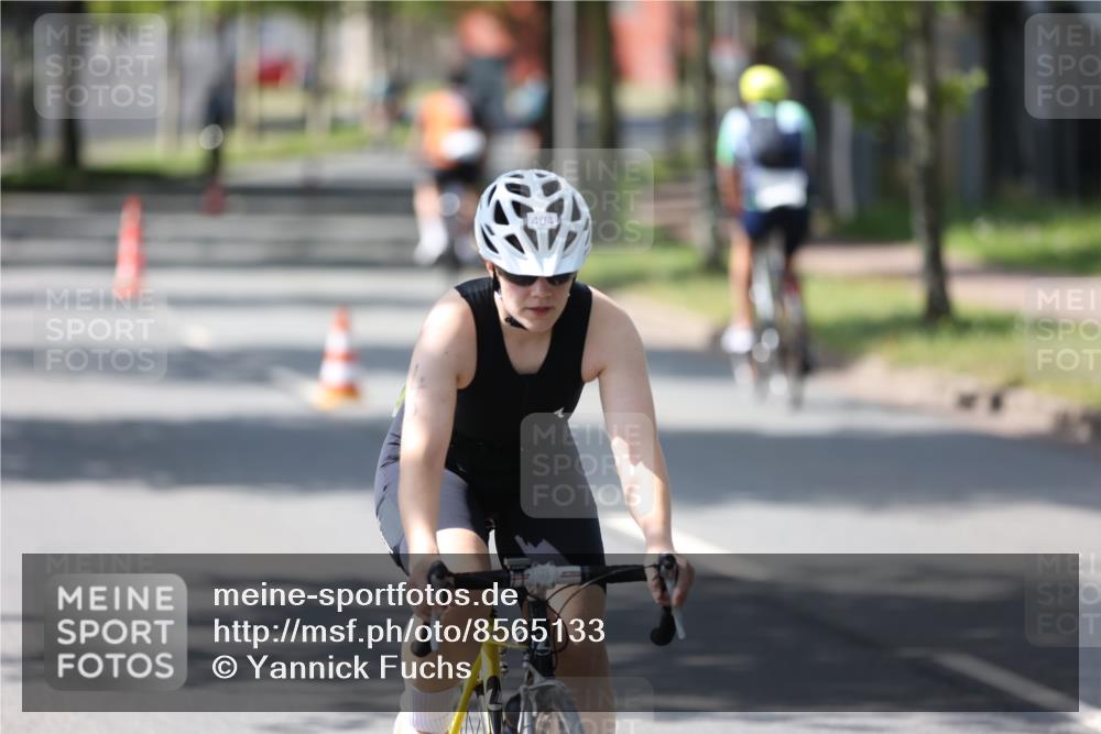 10.08.2025 - GEWOBA Citytriathlon Bremen Yannick Fuchs http://msf.ph/oto/8565133 10.08.2025 14:46:00 Radfahren 61, 99, 166, 182, 269, 363, 404, 441 meine-sportfotos.de