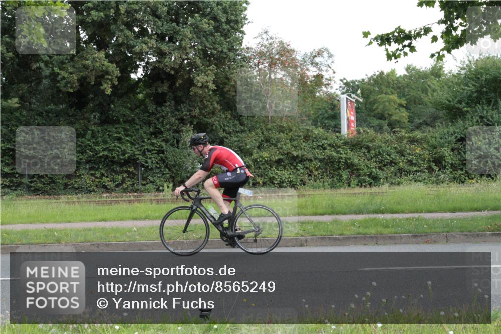 10.08.2025 - GEWOBA Citytriathlon Bremen Yannick Fuchs http://msf.ph/oto/8565249 10.08.2025 12:02:50 Radfahren 556, 566, 637 meine-sportfotos.de