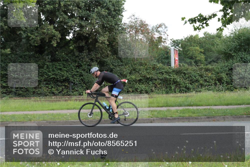 10.08.2025 - GEWOBA Citytriathlon Bremen Yannick Fuchs http://msf.ph/oto/8565251 10.08.2025 12:02:55 Radfahren 556, 566, 637 meine-sportfotos.de