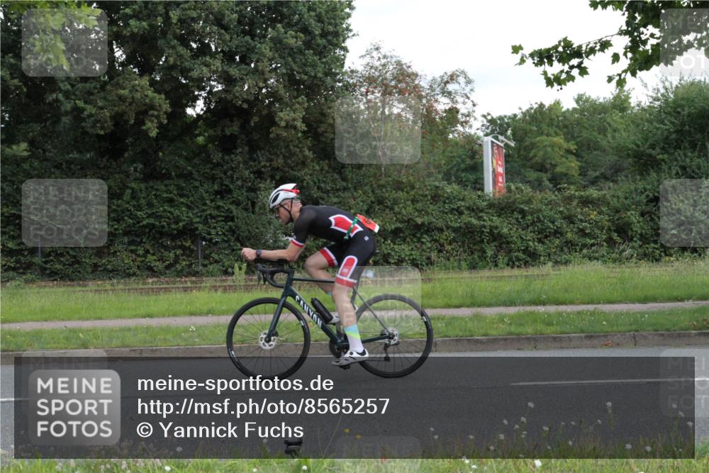 10.08.2025 - GEWOBA Citytriathlon Bremen Yannick Fuchs http://msf.ph/oto/8565257 10.08.2025 12:03:03 Radfahren 556, 739 meine-sportfotos.de