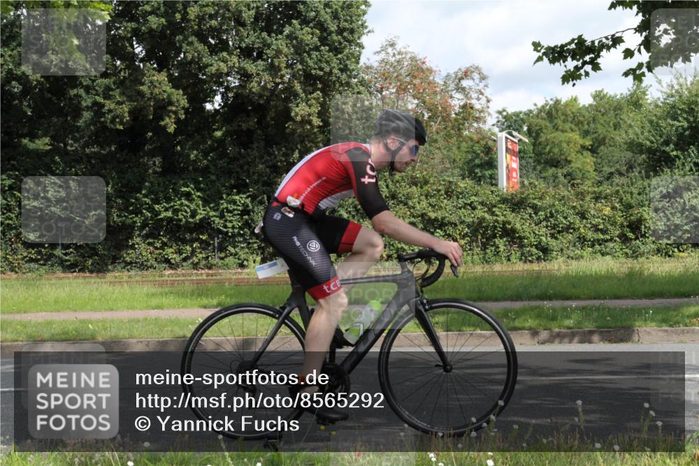 10.08.2025 - GEWOBA Citytriathlon Bremen Yannick Fuchs http://msf.ph/oto/8565292 10.08.2025 12:03:44 Radfahren 639, 662 meine-sportfotos.de