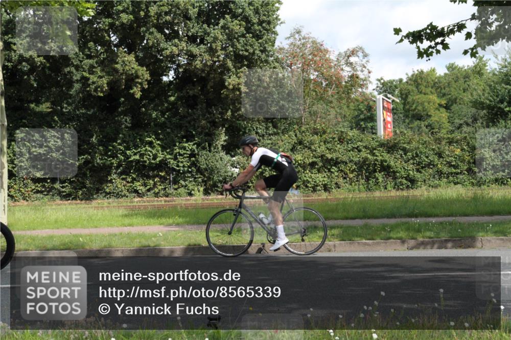 10.08.2025 - GEWOBA Citytriathlon Bremen Yannick Fuchs http://msf.ph/oto/8565339 10.08.2025 12:04:31 Radfahren 572, 719, 734 meine-sportfotos.de